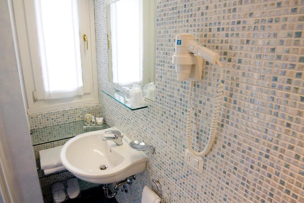 Locanda La Casetta Angera Zimmer foto